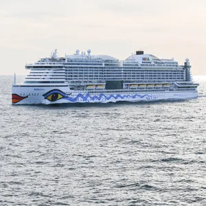Die „AidaPrima“ auf offener See