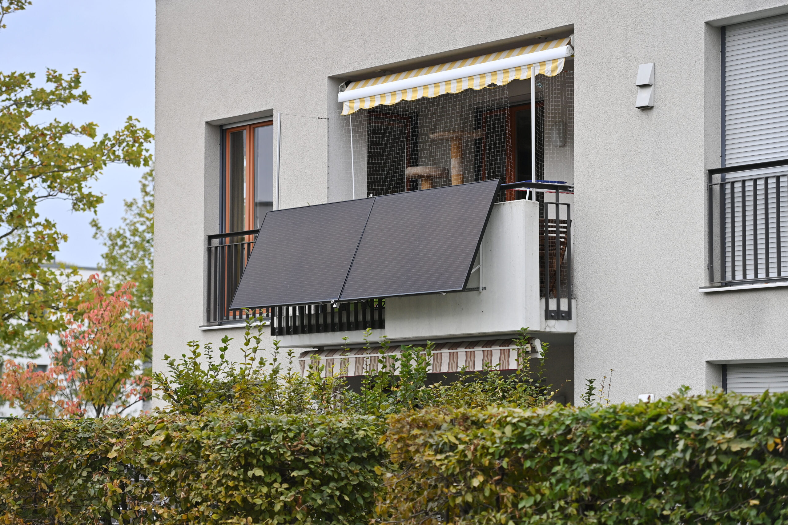 Balkonkraftwerk und Photovoltaikanlage,Solarpanels an der Aussenseite eines Balkons.