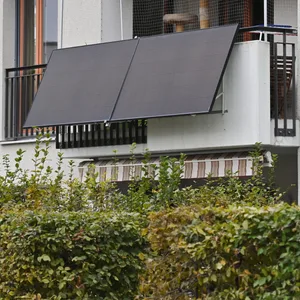 Balkonkraftwerke lassen sich mit wenigen Handgriffen am Balkon, an der Fassade oder auf dem Garagendach installieren. (Archivbild)