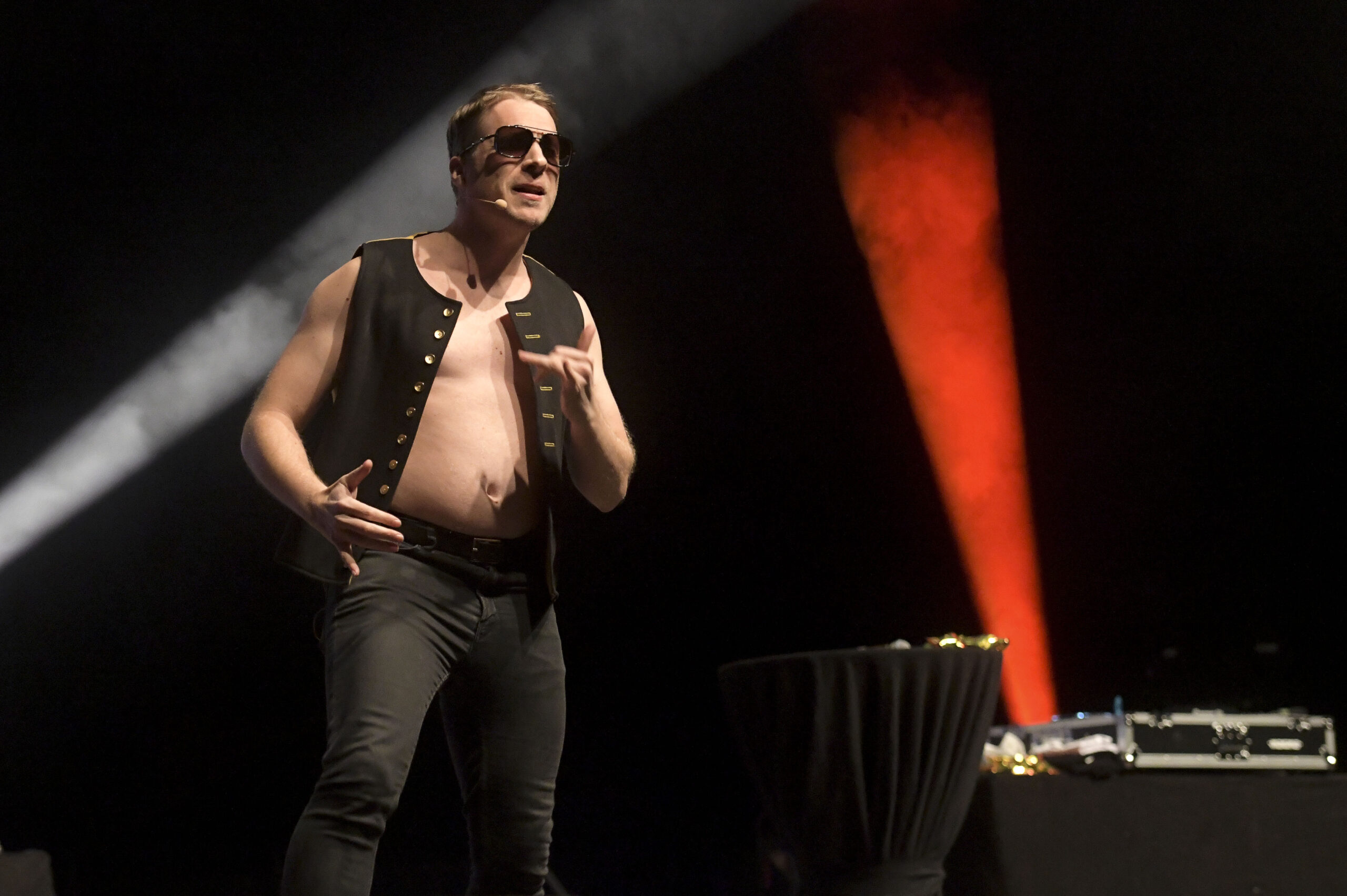 Olli Pocher auf der Bühne mit nacktem Bauch.