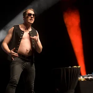 Olli Pocher auf der Bühne mit nacktem Bauch.