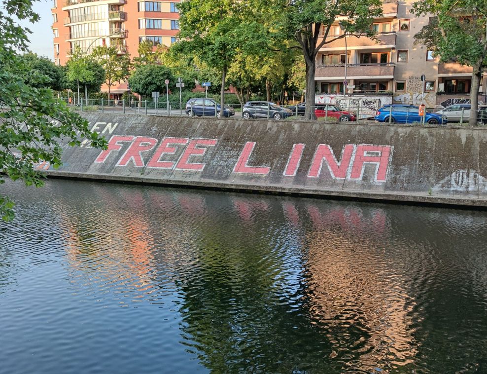 "Free Lina" steht am Neukölln Schiffahrtskanal 
