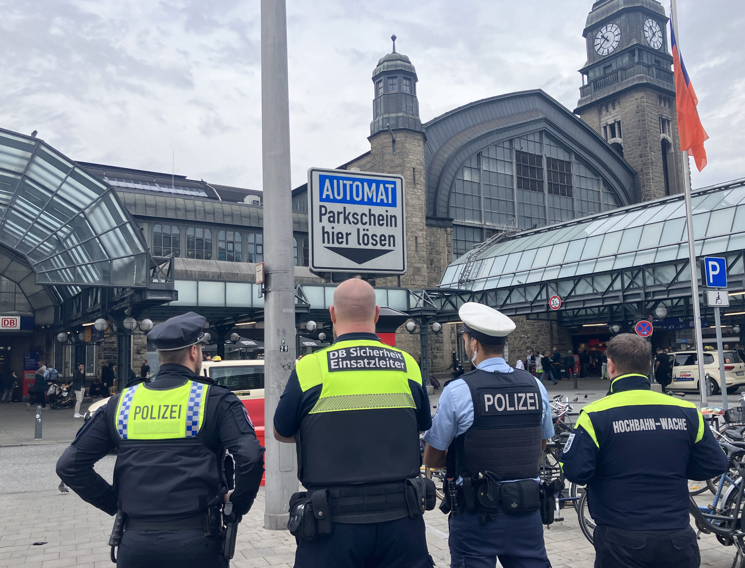 Polizisten vor dem Hamburger Hauptbahnhof