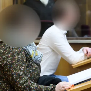 Mann in weißem Hemd, Frau in geblümter Bluse, die Gesichter gepixelt