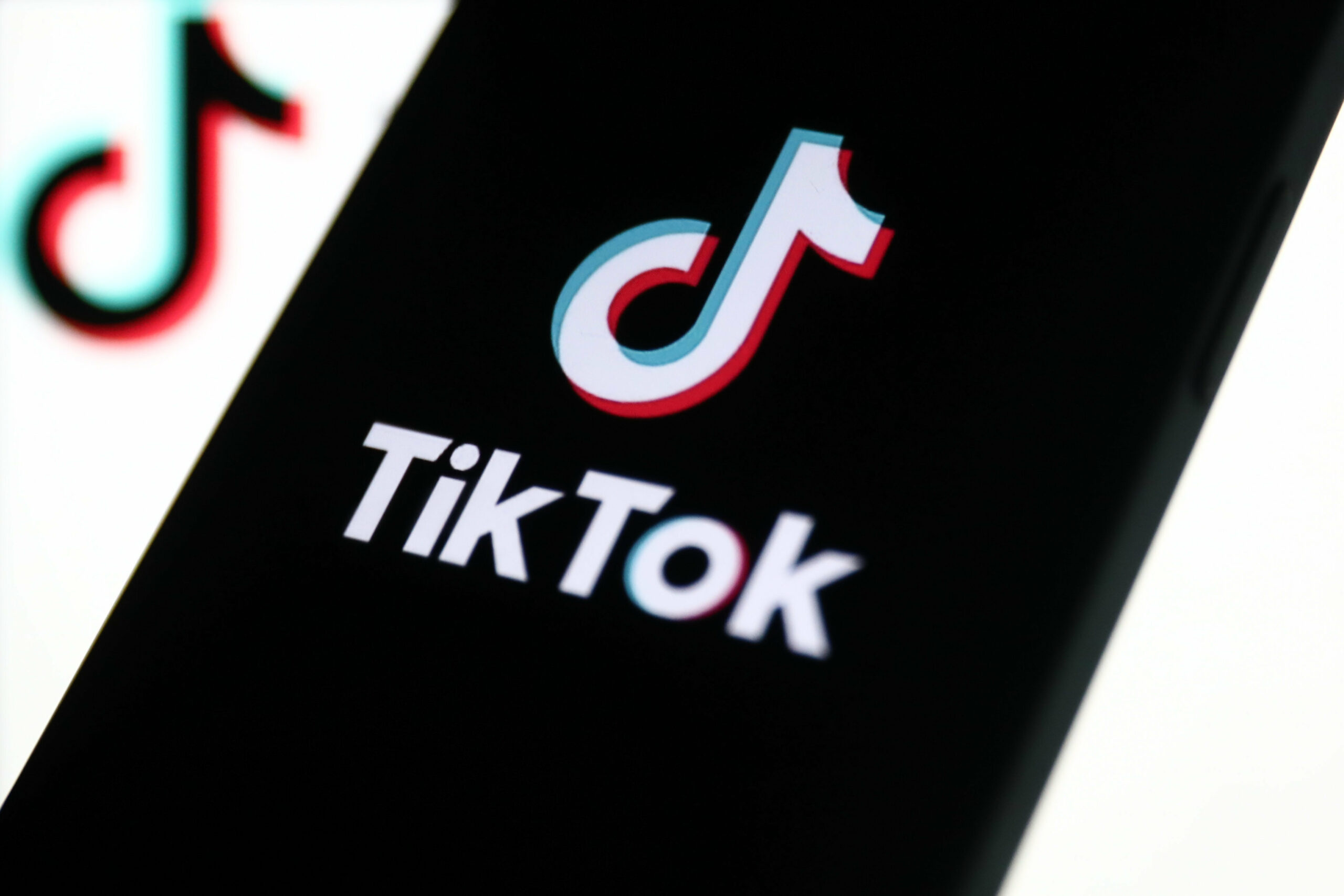 Das TikTok Logo auf einem Smartphone.