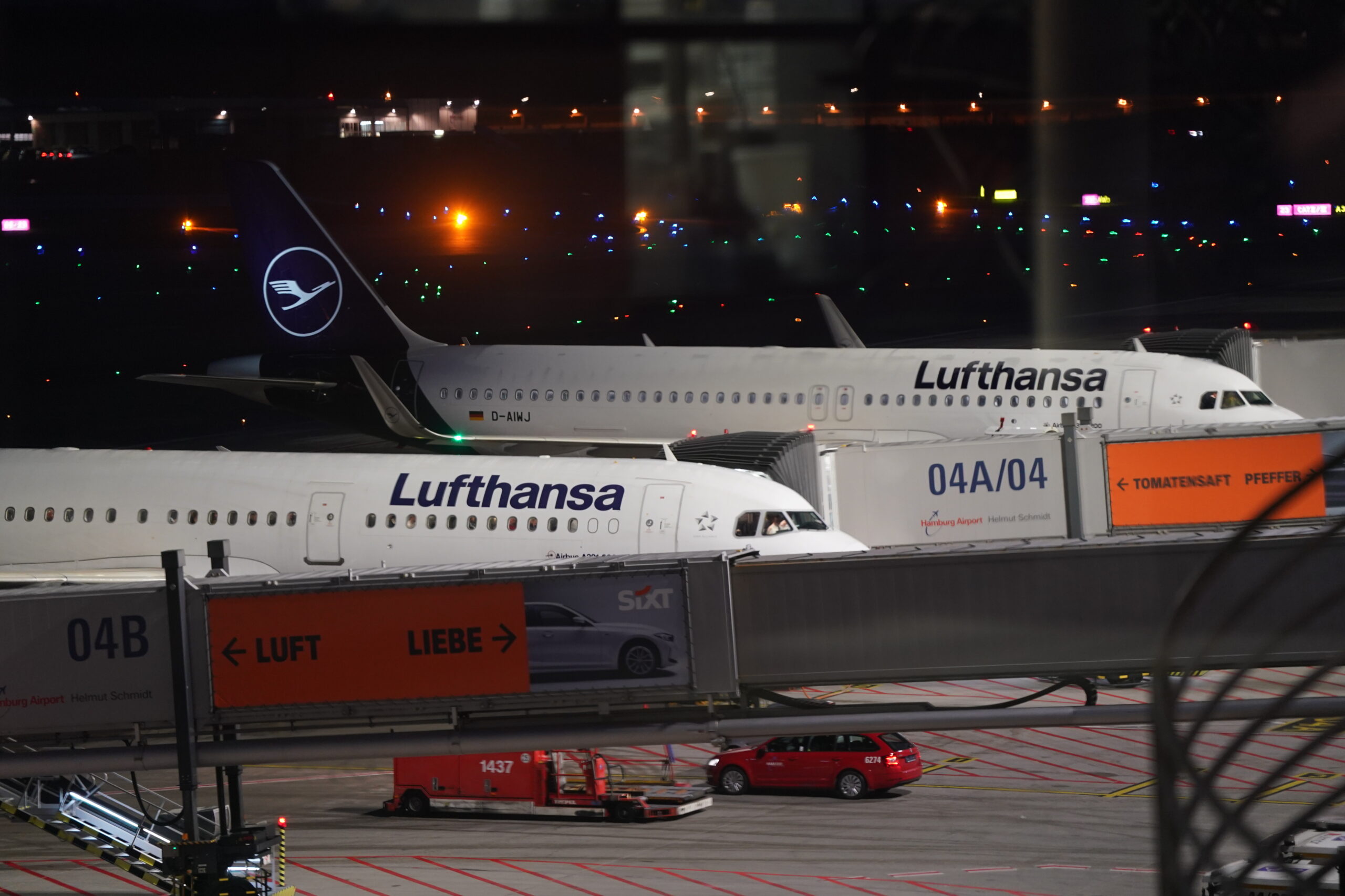 Maschinen der Lufthansa stehen am Hamburger Flughafen (Archivbild).