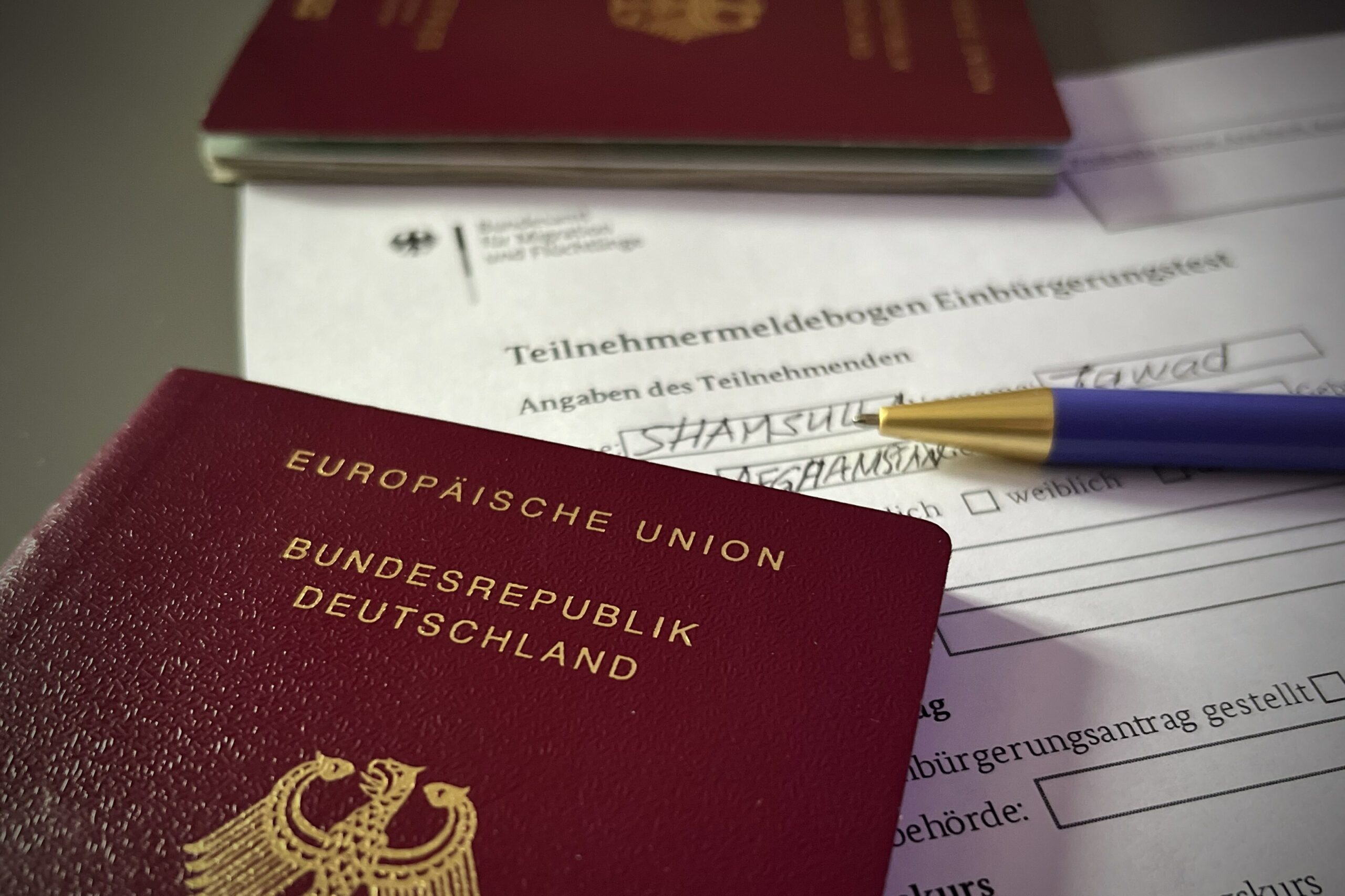 Deutscher Pass und ein Bogen für den Einbürgerungstest
