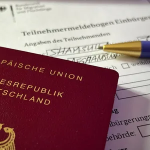 Deutscher Pass und ein Bogen für den Einbürgerungstest