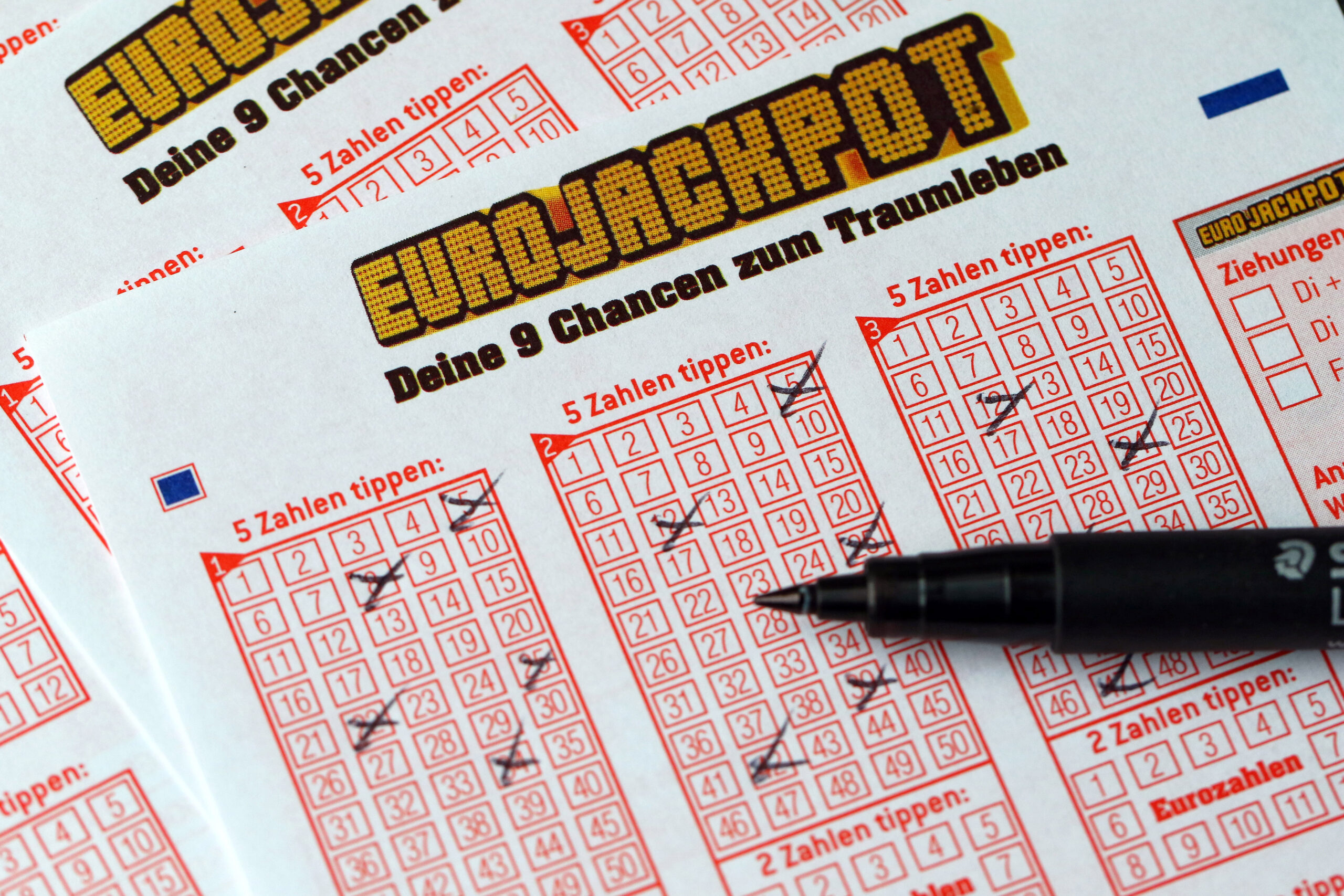 Ein Eurojackpot-Schein wird ausgefüllt.