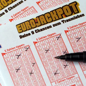 Ein Eurojackpot-Schein wird ausgefüllt.