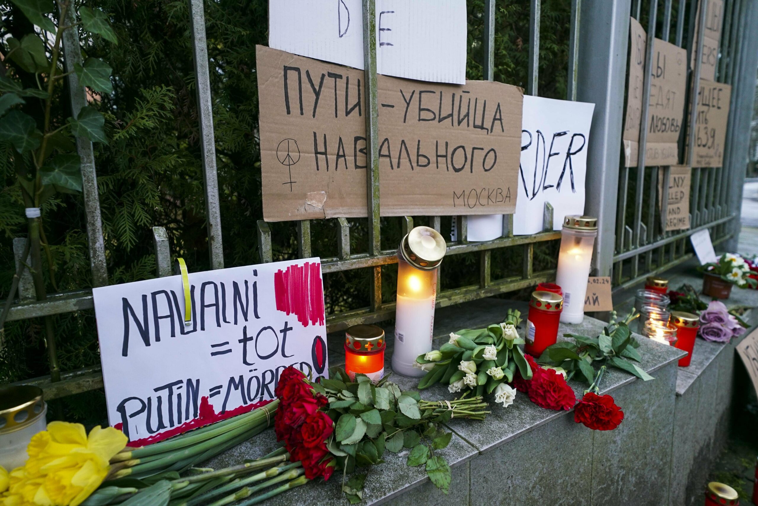 Im Gedenken an den toten Kreml-Kritiker Alexej Nawalny haben Trauernde Blumen und Kerzen vor der dem russischen Konsulat in Hamburg niedergelegt.