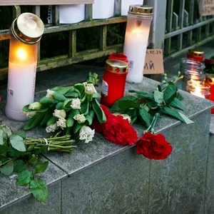 Im Gedenken an den toten Kreml-Kritiker Alexej Nawalny haben Trauernde Blumen und Kerzen vor der dem russischen Konsulat in Hamburg niedergelegt.