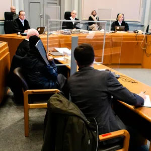 Prozessteilnehmer sitzen im Schwurgerichtssaal im Landgericht Kiel. Mittig im Hintergrund sitzt der Vorsitzende Richter Carsten Tepp.