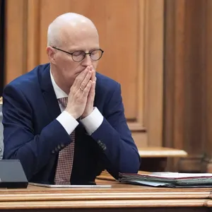 Die Linke fordert den Rücktritt von Bürgermeister Peter Tschentscher (SPD, Archivbild) wegen seiner Rolle in der Cum-Ex-Affäre.