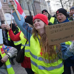 Streikende halten Schilder wie „Jugend entlasten“ hoch. Sie haben Warnwesten an und schwenken Verdi-Fahnen.