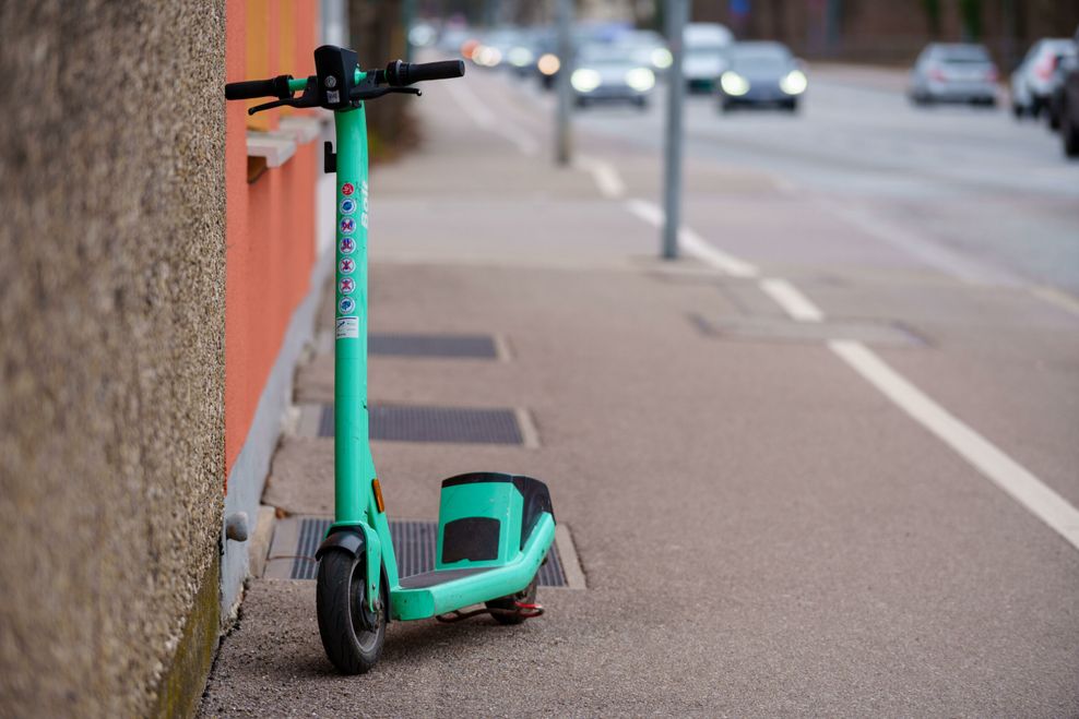 Jugendliche werfen E-Roller von Brücke in Barmbek – Fußgängerin beinahe getroffen – Polizei sucht Hinweise auf die Täter.