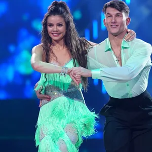 Maria Clara Groppler und Mikael Tatarkin tanzen Cha Cha Cha.