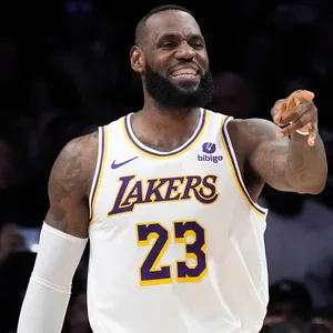 LeBron James zeigt mit dem Finger und lächelt.