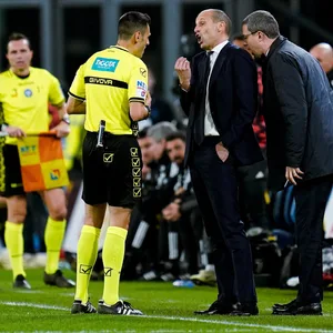 Der Trainer von Juventus Turin, Massimiliano Allegri, beschwert sich beim Schiedsrichter über eine Entscheidung