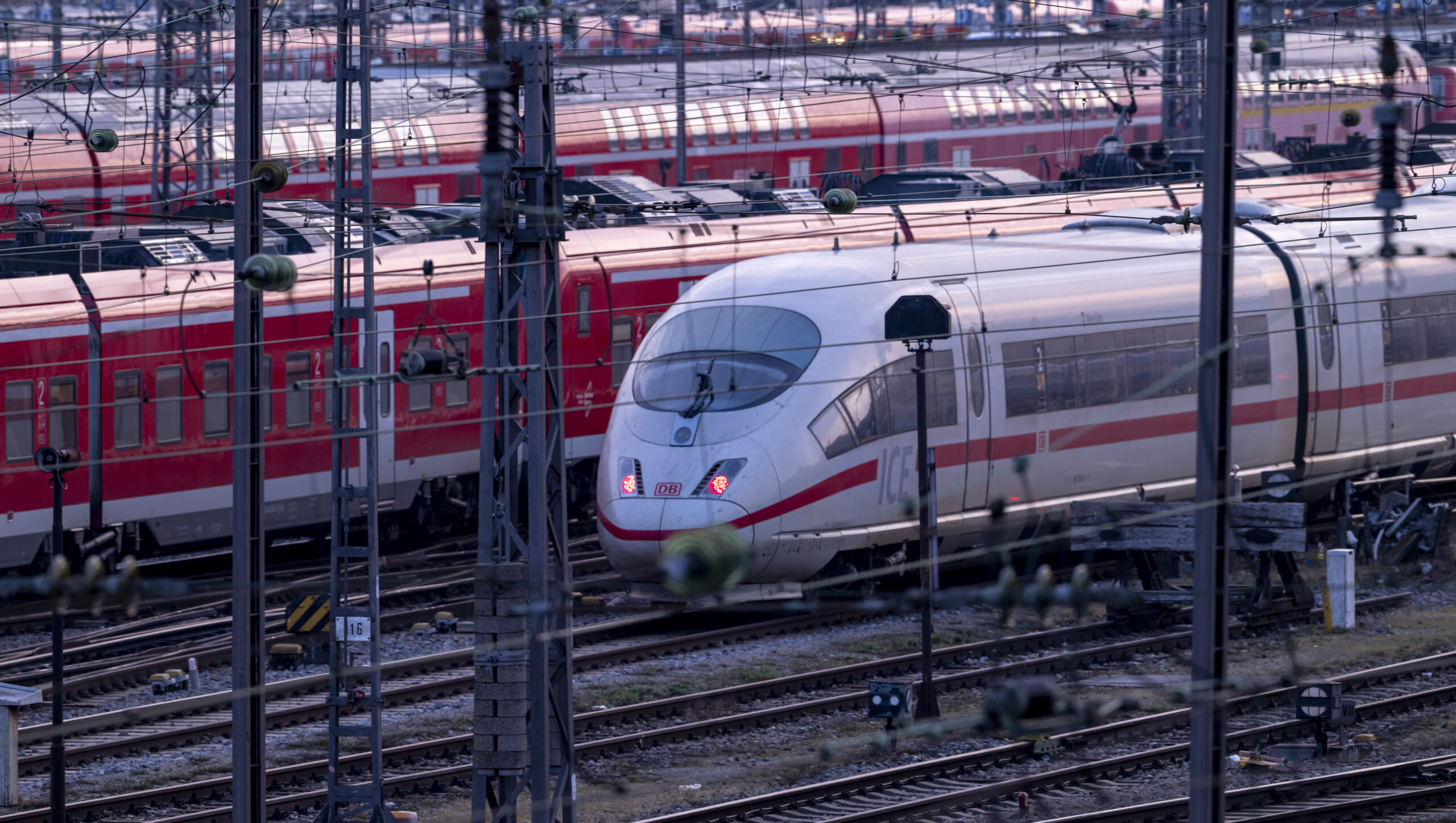 Ein ICE und mehrere Regionalzüge (Symbolbild)