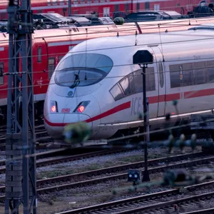 Ein ICE und mehrere Regionalzüge (Symbolbild)
