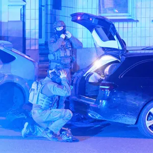 Schwer bewaffnete Polizisten