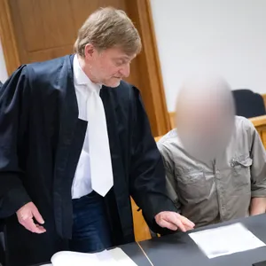 Der Angeklagte sitzt mit seinem Anwalt (l) im Gerichtssaal im Landgericht.