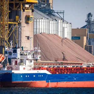 Ein Schiff. Im Hintergrund roter Sand