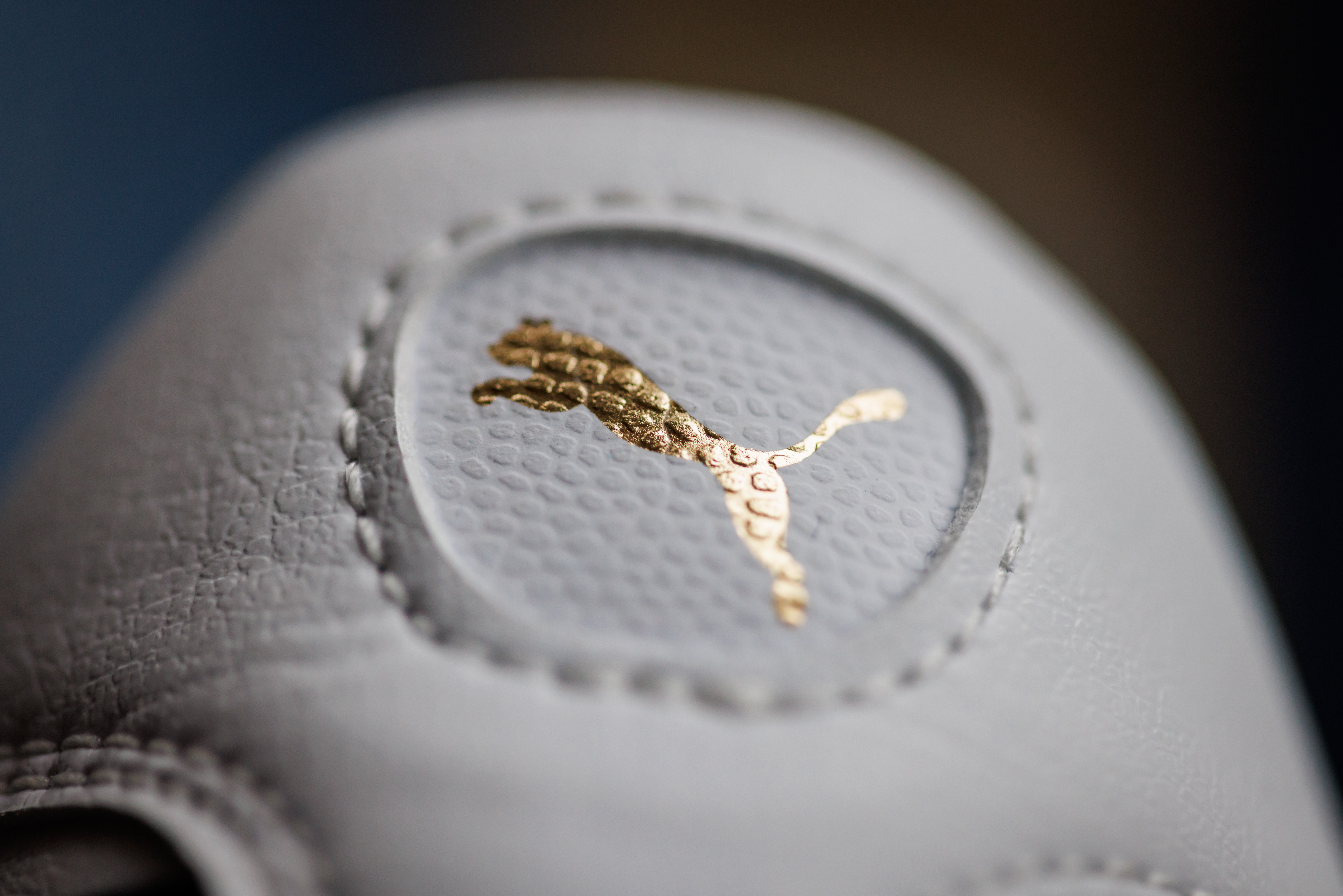 Das Logo des Sportartikelherstellers Puma ist auf einem Schuh der Marke zu sehen.
