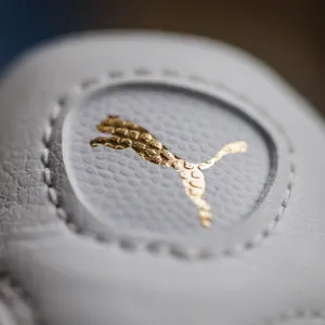 Das Logo des Sportartikelherstellers Puma ist auf einem Schuh der Marke zu sehen.