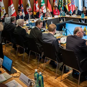 Boris Rhein (CDU), Ministerpräsident von Hessen, spricht neben Stephan Weil (SPD), Ministerpräsident von Niedersachsen, zu Beginn der Sitzung mit Kanzler Scholz auf der Ministerpräsidentenkonferenz (MPK).