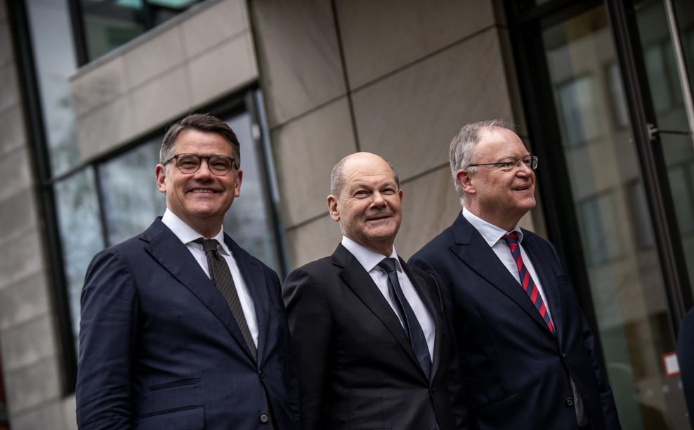 Gute Stimmung bei Boris Rhein, Ministerpräsident von Hessen, Bundeskanzler Olaf Scholz und Stephan Weil, Ministerpräsident von Niedersachsen.
