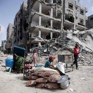 Palästinenser sitzen bei ihren Habseligkeiten, nachdem ihre Häuser bei einem israelischen Angriff zerstört wurden. (Archivbild)