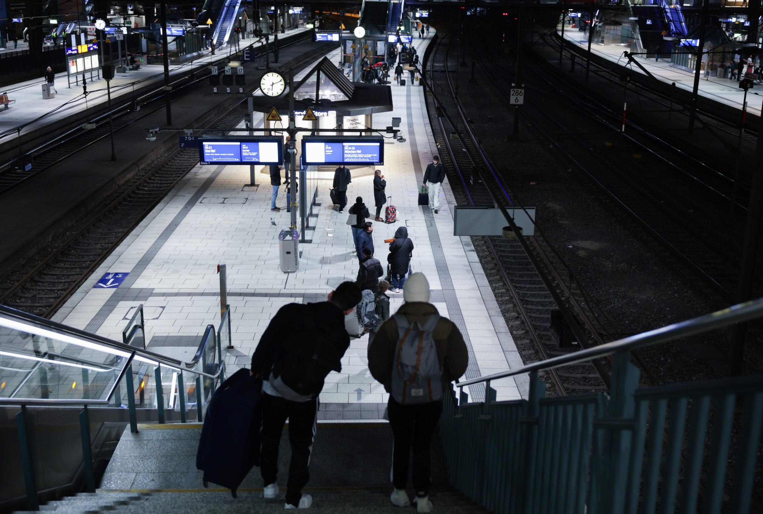 Die Gewerkschaft der Lokführer und die Deutsche Bahn haben die Verhandlungen wieder aufgenommen.