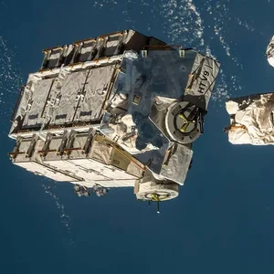 Diese im Jahr 2021 von der Internationalen Raumstation ISS abgeworfene Palette voller ausgedienter Akkus könnte über Deutschland in der Atmosphäre verglühen.