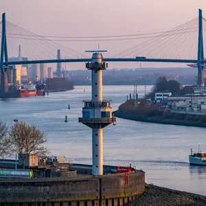 Brücke spannt sich über den Hafen