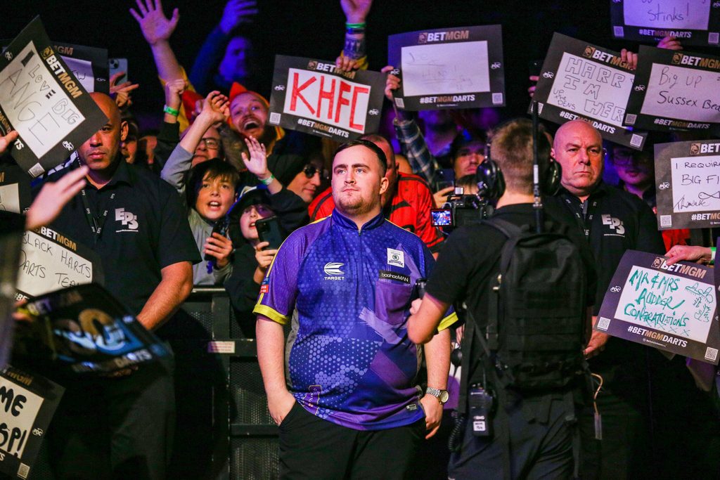 Luke Littler posiert vor seinen Fans.