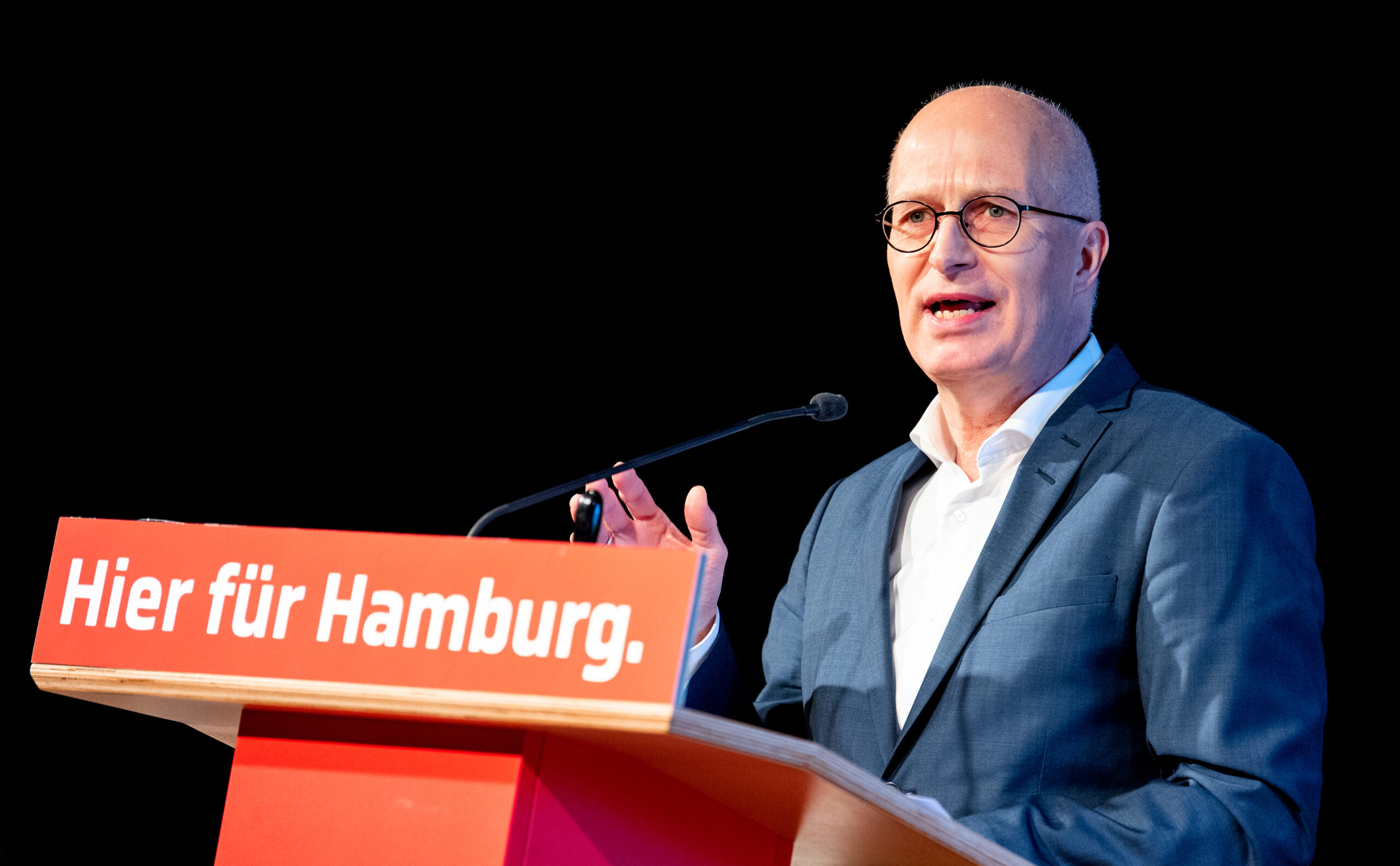 Hamburgs Erster Bürgermeister Peter Tschentscher (SPD) spricht auf dem Landesparteitag der SPD.