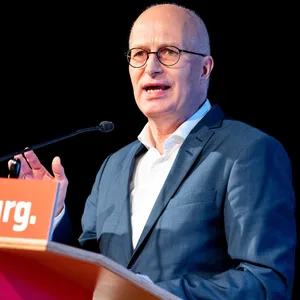 Hamburgs Erster Bürgermeister Peter Tschentscher (SPD) spricht auf dem Landesparteitag der SPD.