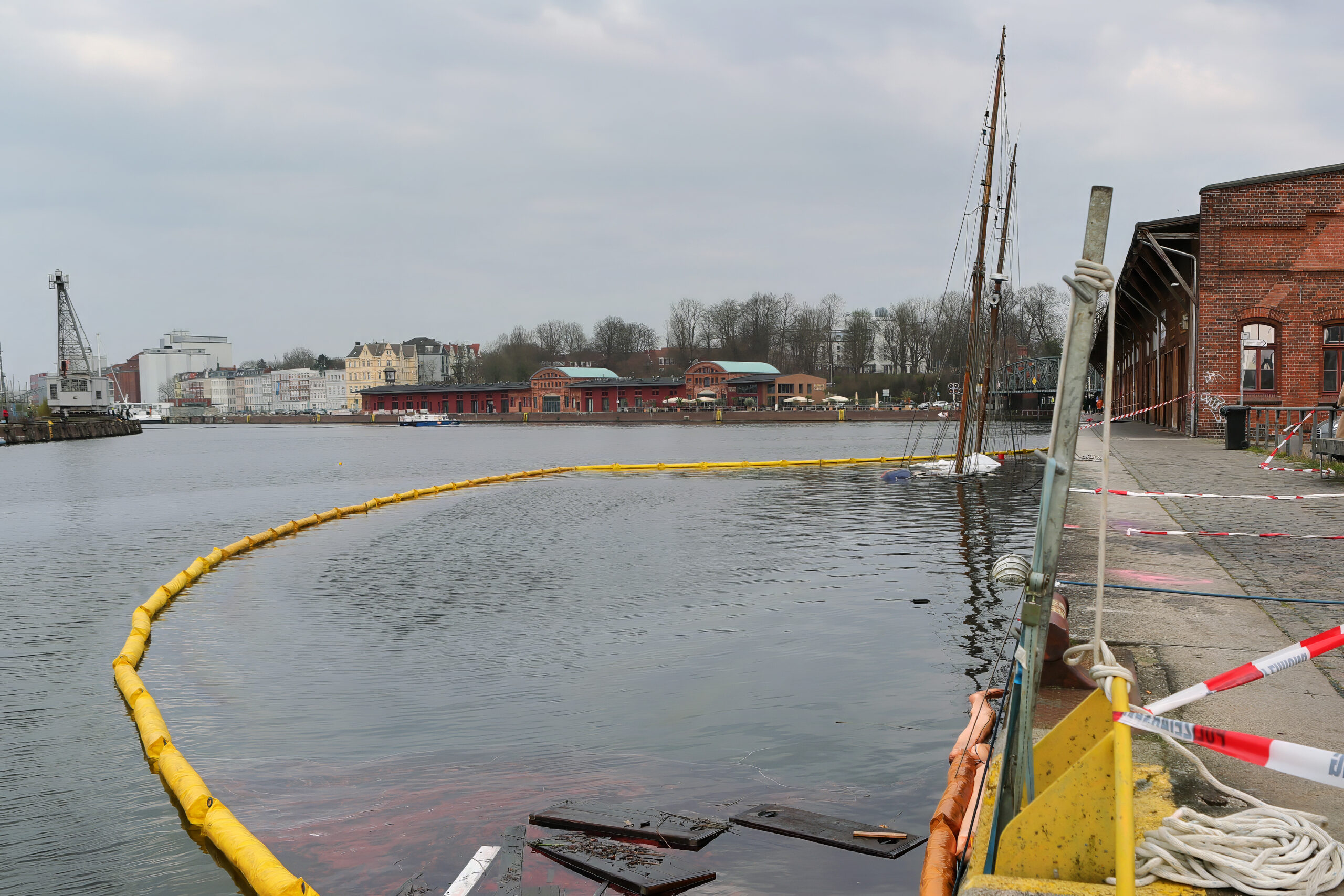 Der Hafen von Lübeck ist zu sehen. Das Schiff ist komplett weg, komplett unter Wasser
