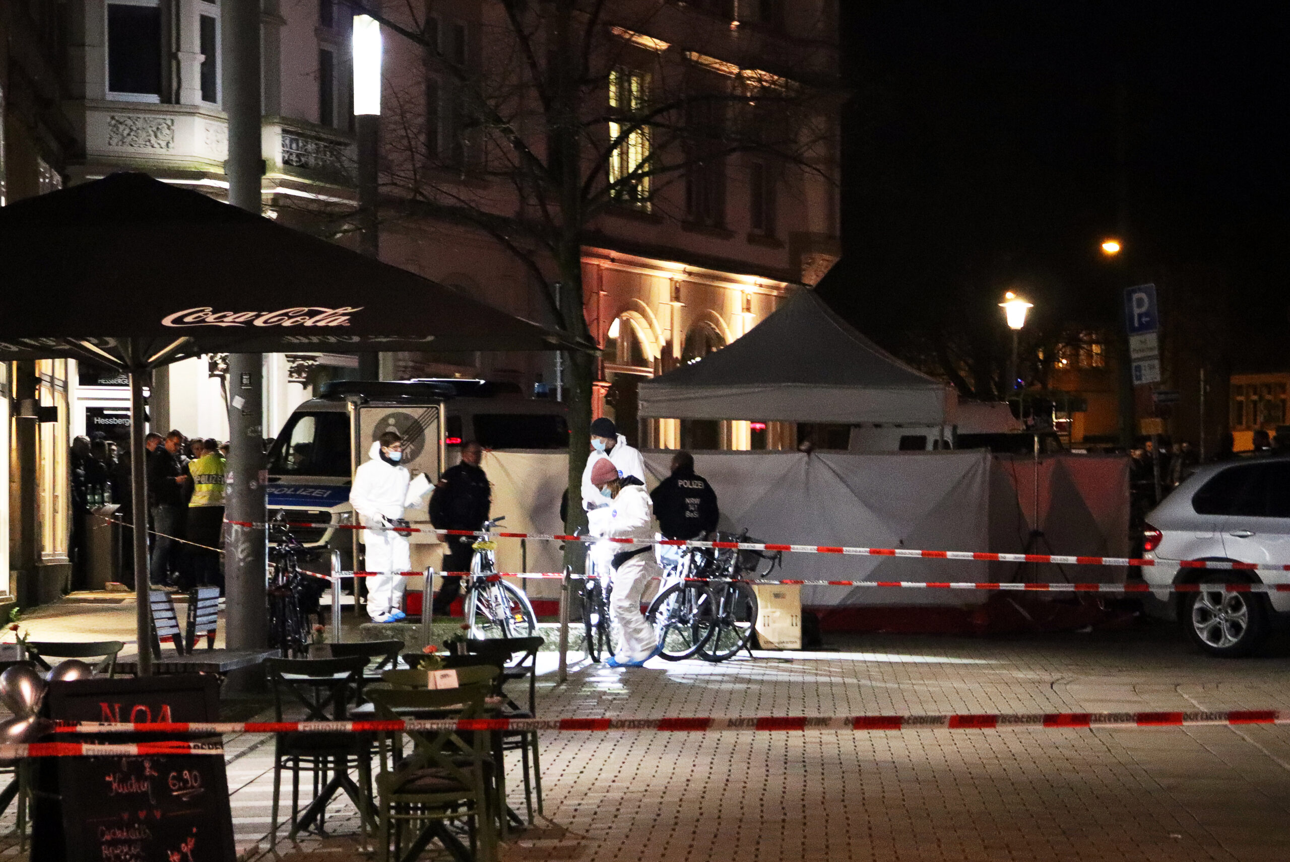 Mitarbeiter der Spurensicherung untersuchen den Tatort in der Fußgängerzone in der Bielefelder Innenstadt.