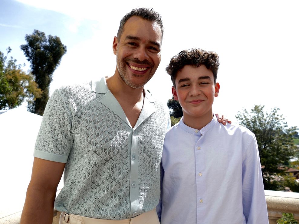 Die Schauspieler Michael Klammer (l.) und Leonard Stettnisch aus dem Film „Das Lehrerzimmer“ kommen zum traditionellen Empfang der deutschen Oscar-Anwärter in der historischen Villa Aurora in Pacific Palisades. 