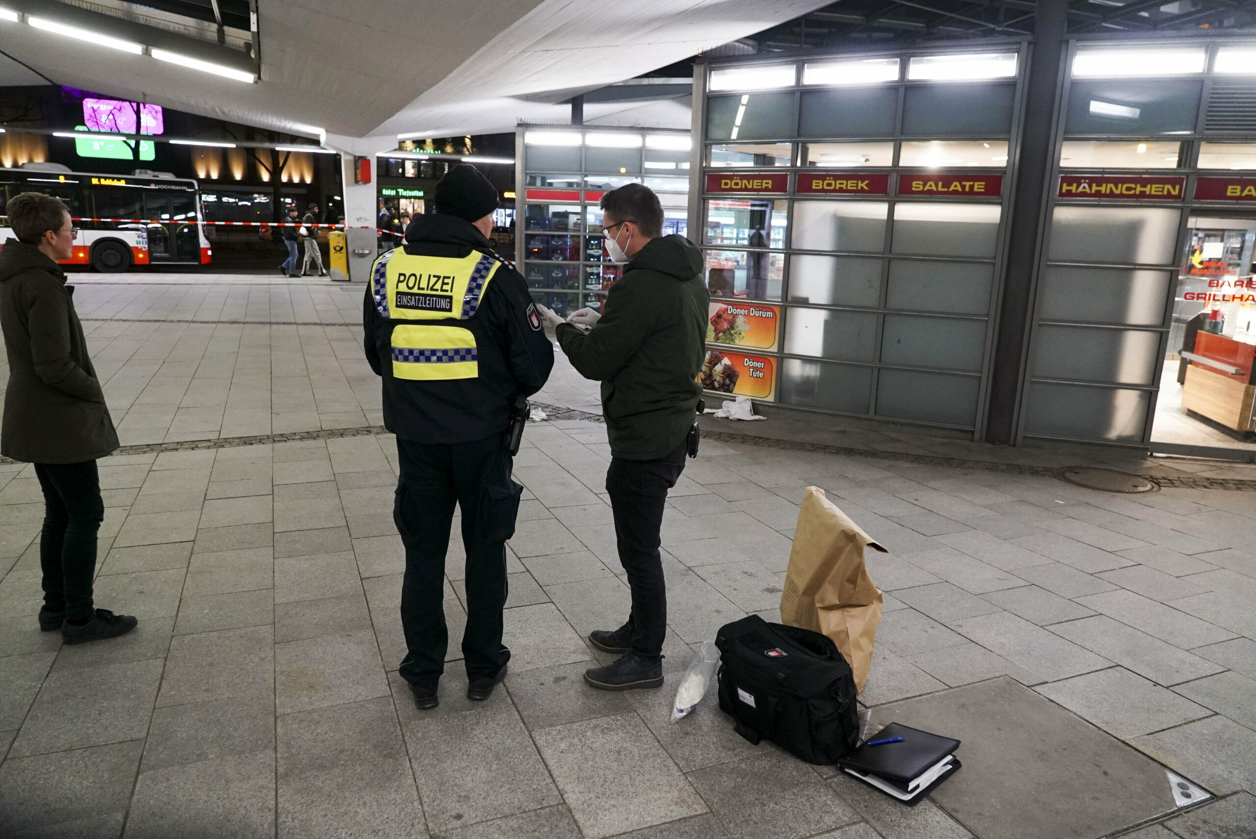 Beamte der Hamburger Polizei am Tatort in Wandsbek.