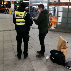 Beamte der Hamburger Polizei am Tatort in Wandsbek.