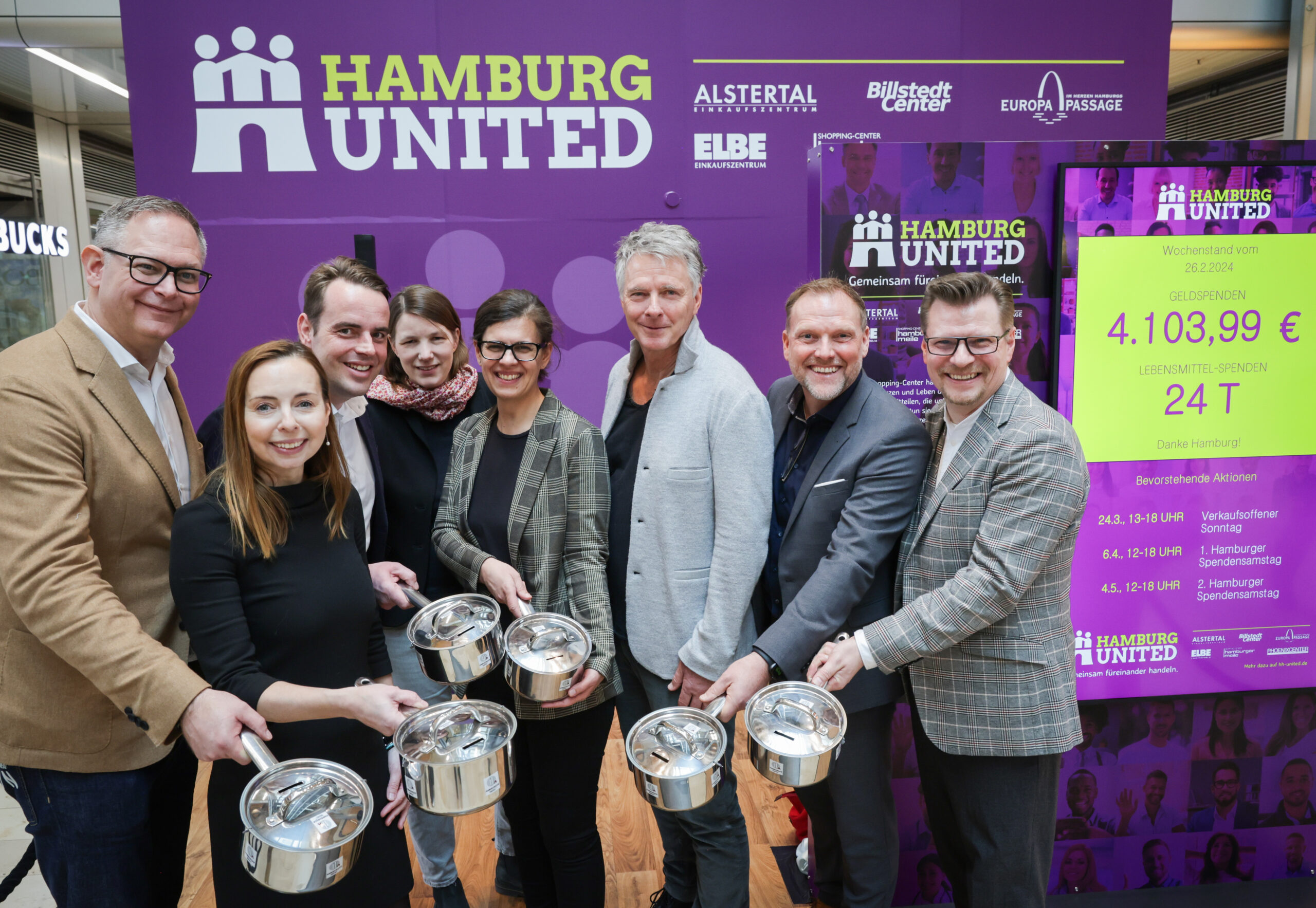 Verschiedene Manager und Pilawa vor einer Wand mit der Aufschrift „Hamburg United“