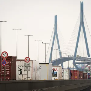 Brücke mit Lastwagen