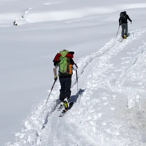 Männer mit Skiern im Schnee