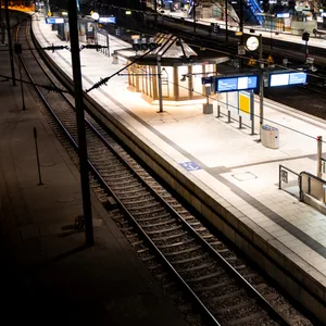 Mann schläft am Bahnsteig ein. Dieb klaut ihm sein Fahrrad und wird erwischt