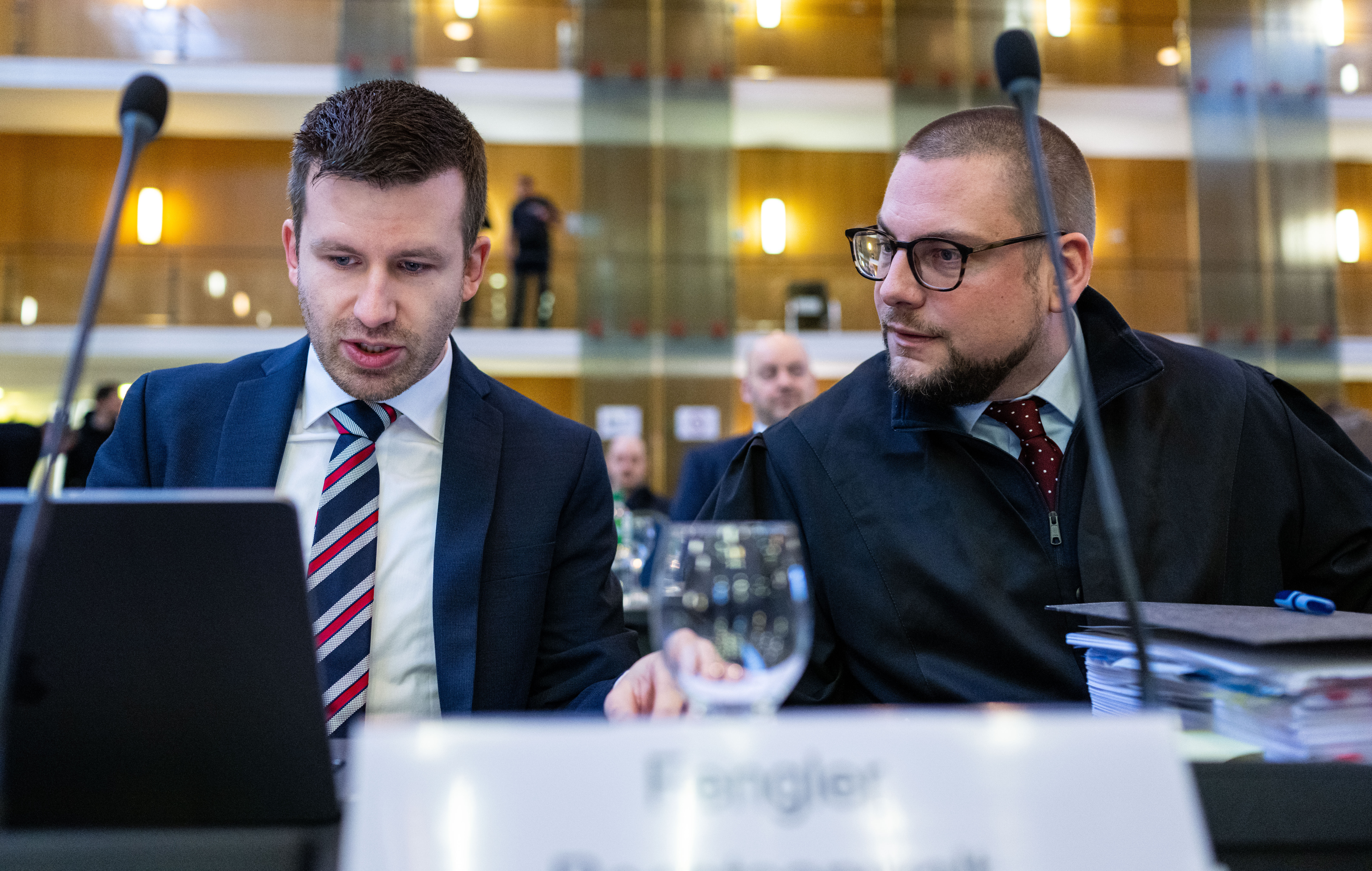 Bei der Fortsetzung im Berufungsverfahren um den Streit der Einstufung der AfD durch den Verfassungsschutz sitzen die beiden Rechtsanwälte der AfD, Michael Fengler (l.) und Christian Conrad im nordrhein-westfälischen Oberverwaltungsgericht Münster.