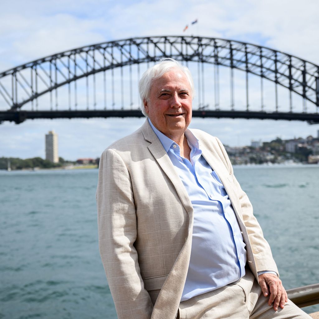 Ein weißer Mann mit weisen Haaren vor einer Brücke in Sidney
